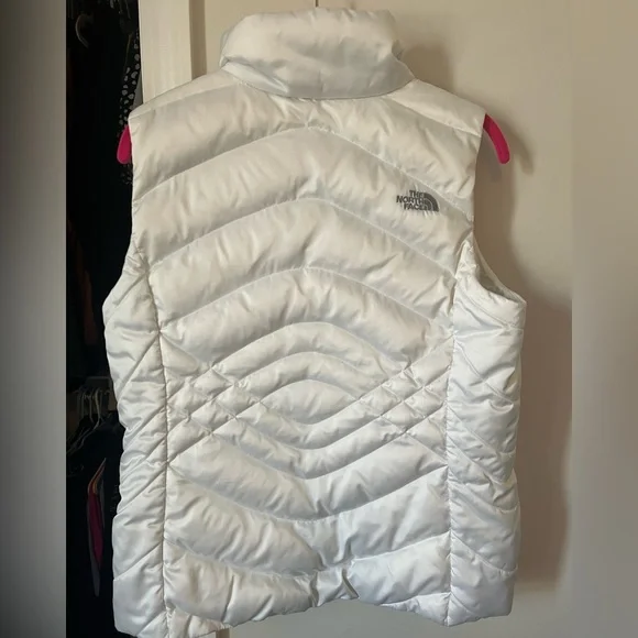 The North Face White Puffer Vest Size Medium - Picture 6 of 13